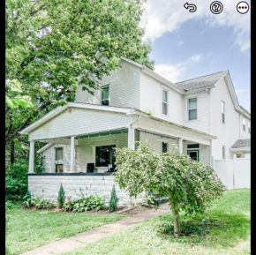 Hilltop Hideaway w/ 5 bdrms, Gameroom & Hot Tub